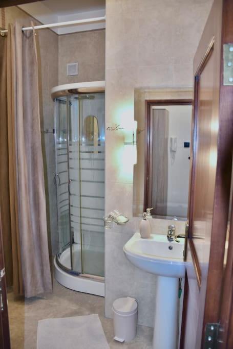 Apartment In Belgrade With Small Parking Space Exteriör bild
